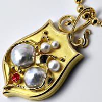 zum Artikel Gold-Collier Wappen-Medaillon Perlen an Kette, R1572