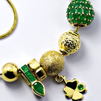 zum Artikel Variabel tragbares Gold-Collier 65 Smaragde, R1640