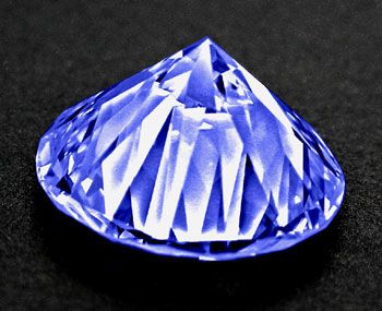 Fluoreszenz von Diamanten im Dunkeln bei ultraviolettem Licht