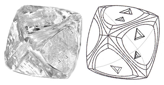 Rohdiamant in Oktaeder Form mit dreieckigen Wachstumsfiguren