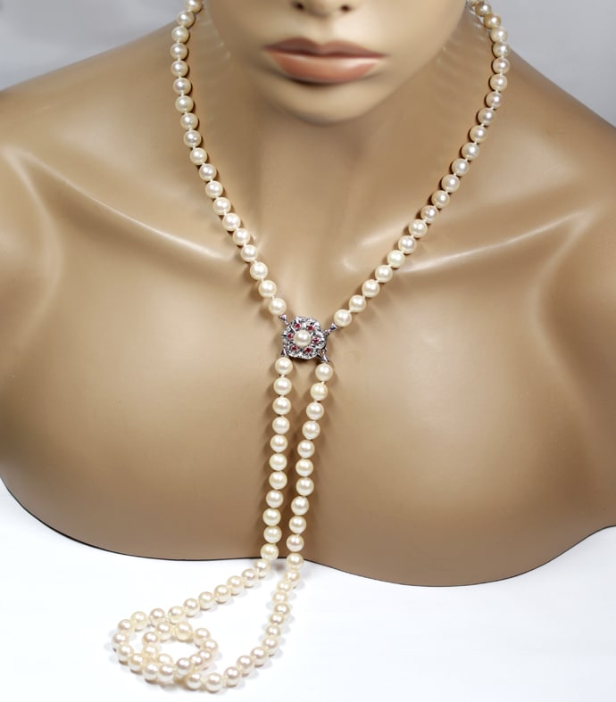 Doppelreihige Perlenkette einfach als lange Perlenkette getragen