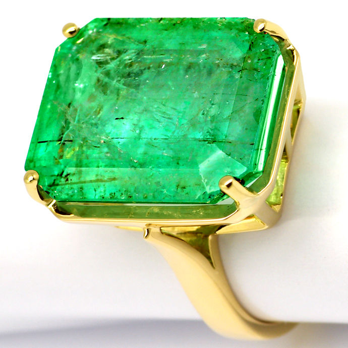 Foto 3: Goldring mit riesigem 21ct großen Smaragd im Emeraldcut